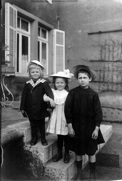 1910-02.jpg - de la droite vers la gauche Raymond (E2-10-5), Clotilde (E2-10-6) et Michel (E2-10-7) en 1910 à Homécourt
