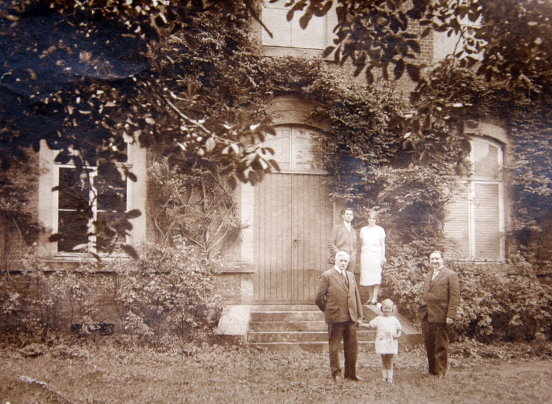 1927-1.JPG - 1927, à Solières Augustin (E2-10) donne la main à sa petite-fille Madeleine (E2-10-11), à côté Jacques Roux (E2-10-10) et sur le perron Raymond (E2-10-5) et Clotilde  (E2-10-6)