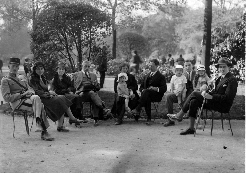 1929_1930-3.jpg - 1929 jardin du Luxembourg. de gauche à droite, Michel (E2-10-7), Anne-Marie Roux (E2-10-1), Ane-Marie De La Rocque (E2-10-0), Augustin (E2-10), Michel Roux (E2-10-13) sur les genoux de Clotilde (E2-10-6), Carl Godenne (E2-10-60), Louis Roux (E2-10-12 ) sur les genoux de Henry (E2-10-8), Madeleine Roux (E2-10-11) et Raymond (E2-10-5).