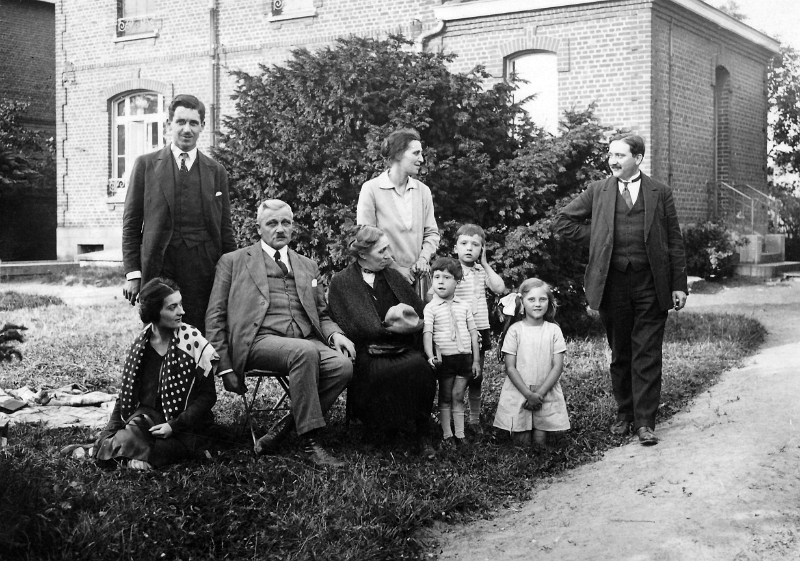 1930-3.jpg - 1930 - Debout Raymond (E2-10-5), Anne-Marie Roux (E2-10-1, Jacques Roux (E2-10-10), devant Anne Varroquier (E2-10-50), Augustin (E2-10), Anne-Marie De La Rocque (E2-10-0), Michel Roux (E2-10-13), Lous Roux (E2-10-12) et Madeleine Roux (E2-10-11)