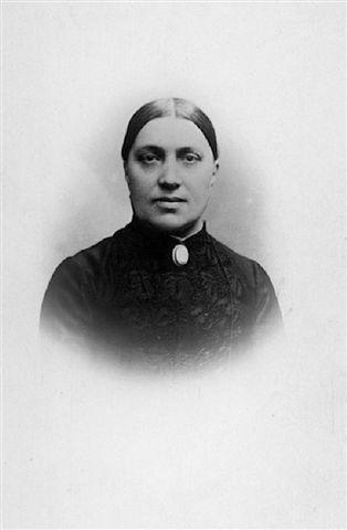 CarolineSepulchre1.jpg - Marie, "Caroline", Josèphe Sepulchre, première de la branche verte "Caroline" et épouse de Félix, François, Joseph Mattlet. Photo vers 1865.